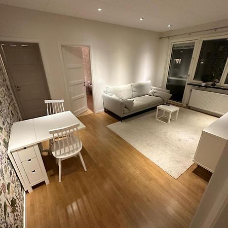 Modern Central Gothenburg Apartment With Balconies And Full Kitchen For Up To 5 Guests Exterior photo